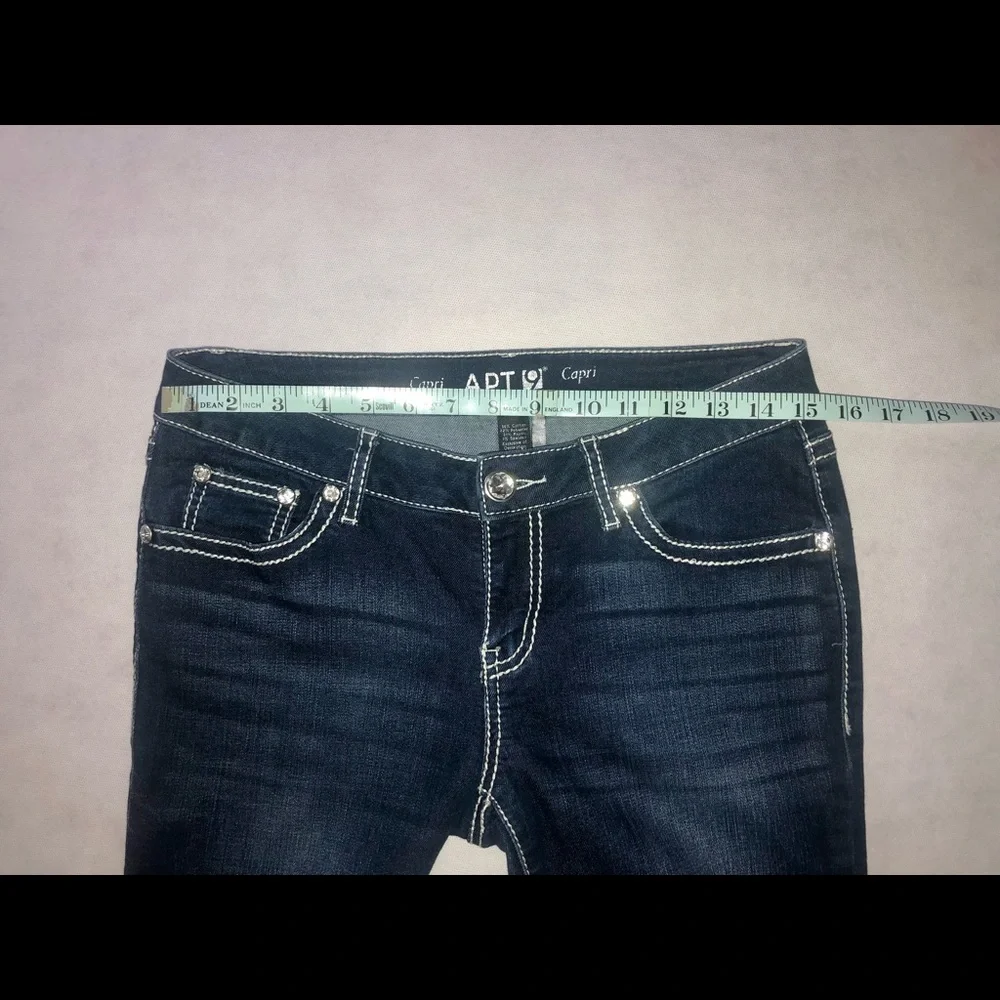 APT 9 Mid-Rise Dark Wash Crop Capri Stretch Jeans Rhinestone Accents Size 4/6 - Picture 5 of 7